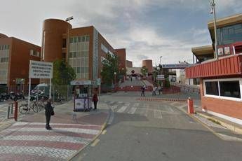 Orrore in Spagna, 11enne partorisce: il bimbo è del fratello Orrore in Spagna, 11enne partorisce: il bimbo è del fratello